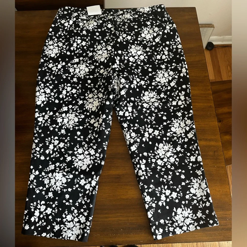 Croft and Borrow Stretch Capri Size 16W Regular Black/White Floral - Picture 4 of 5